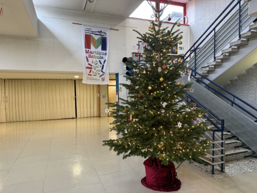 Festlicher Weihnachtsbaum erstrahlt im Schulgebäude